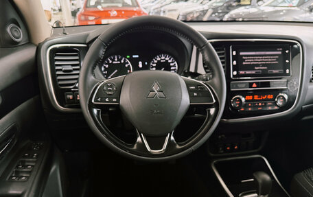 Mitsubishi Outlander III рестайлинг 3, 2018 год, 2 000 000 рублей, 23 фотография