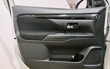 Mitsubishi Outlander III рестайлинг 3, 2018 год, 2 000 000 рублей, 31 фотография