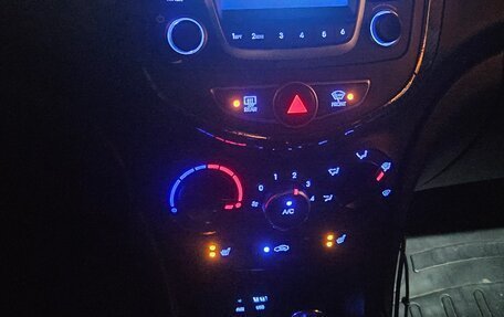 Hyundai Solaris II рестайлинг, 2015 год, 900 000 рублей, 2 фотография