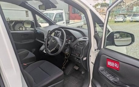 Toyota Noah III, 2021 год, 3 036 000 рублей, 13 фотография