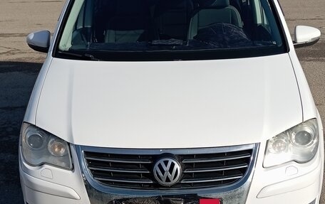 Volkswagen Touran III, 2009 год, 850 000 рублей, 1 фотография