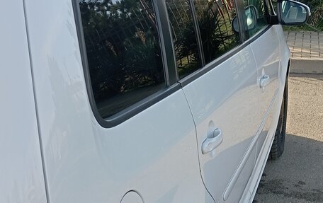 Volkswagen Touran III, 2009 год, 850 000 рублей, 3 фотография