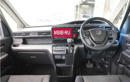 Honda Stepwgn IV, 2017 год, 1 680 000 рублей, 2 фотография