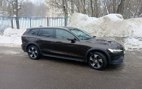 Volvo V60 Cross Country II, 2019 год, 2 430 000 рублей, 9 фотография