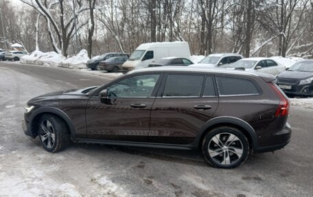 Volvo V60 Cross Country II, 2019 год, 2 430 000 рублей, 3 фотография