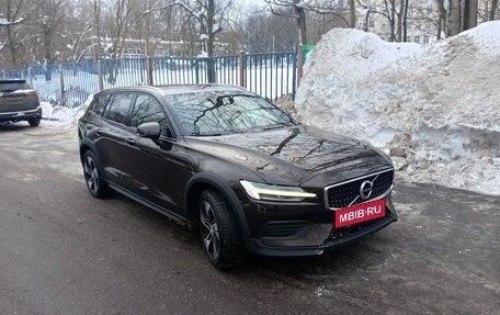 Volvo V60 Cross Country II, 2019 год, 2 430 000 рублей, 10 фотография