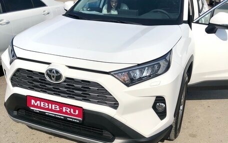 Toyota RAV4, 2020 год, 3 300 000 рублей, 2 фотография