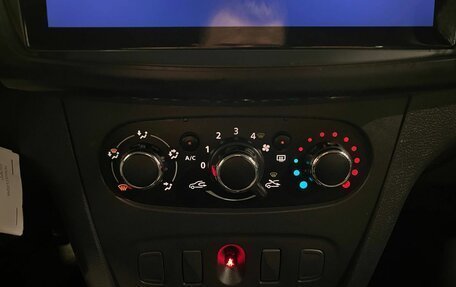 Renault Logan II, 2019 год, 900 000 рублей, 15 фотография