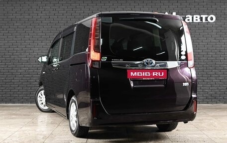 Toyota Noah III, 2017 год, 2 220 000 рублей, 6 фотография