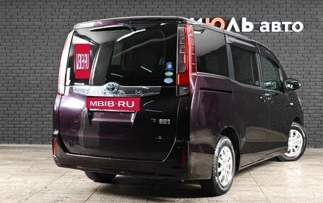 Toyota Noah III, 2017 год, 2 220 000 рублей, 4 фотография