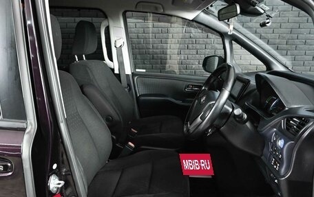 Toyota Noah III, 2017 год, 2 220 000 рублей, 10 фотография