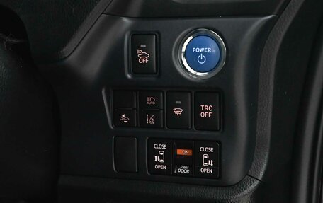 Toyota Noah III, 2017 год, 2 220 000 рублей, 13 фотография