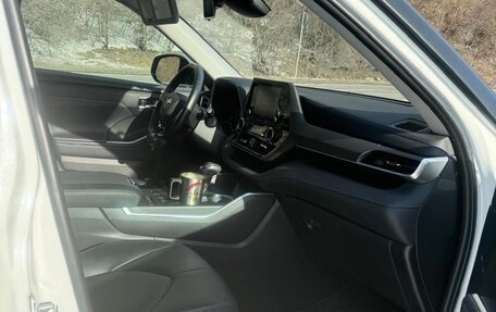 Toyota Highlander, 2021 год, 4 700 000 рублей, 3 фотография