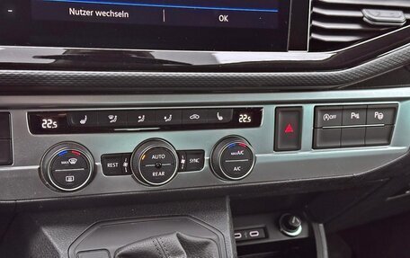 Volkswagen Multivan T6 рестайлинг, 2021 год, 4 000 000 рублей, 9 фотография