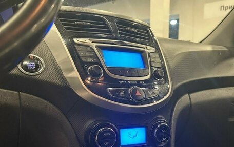 Hyundai Solaris II рестайлинг, 2012 год, 800 000 рублей, 17 фотография