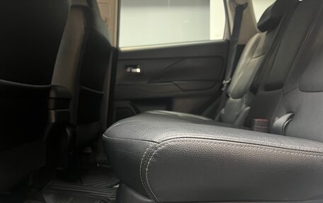 Mitsubishi Outlander III рестайлинг 3, 2016 год, 1 900 000 рублей, 11 фотография