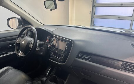 Mitsubishi Outlander III рестайлинг 3, 2016 год, 1 900 000 рублей, 8 фотография