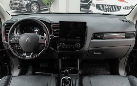 Mitsubishi Outlander III рестайлинг 3, 2015 год, 1 590 000 рублей, 11 фотография