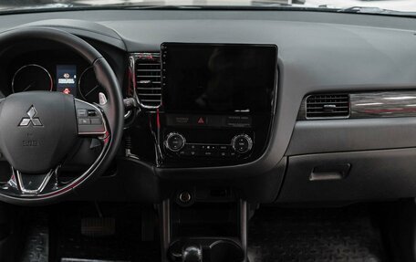 Mitsubishi Outlander III рестайлинг 3, 2015 год, 1 590 000 рублей, 12 фотография