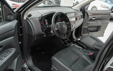 Mitsubishi Outlander III рестайлинг 3, 2015 год, 1 590 000 рублей, 6 фотография