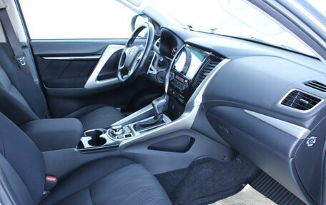 Mitsubishi Pajero Sport III рестайлинг, 2017 год, 2 990 000 рублей, 7 фотография