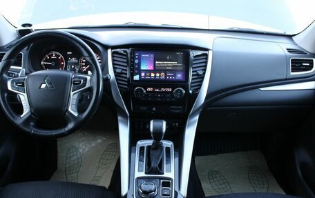 Mitsubishi Pajero Sport III рестайлинг, 2017 год, 2 990 000 рублей, 11 фотография