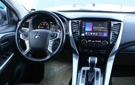 Mitsubishi Pajero Sport III рестайлинг, 2017 год, 2 990 000 рублей, 12 фотография