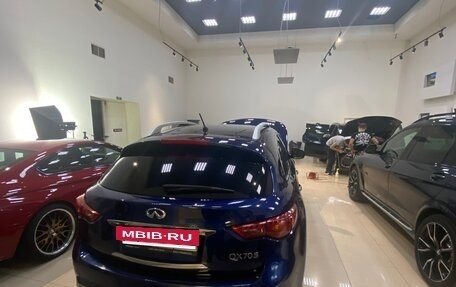 Infiniti QX70, 2014 год, 1 900 000 рублей, 17 фотография