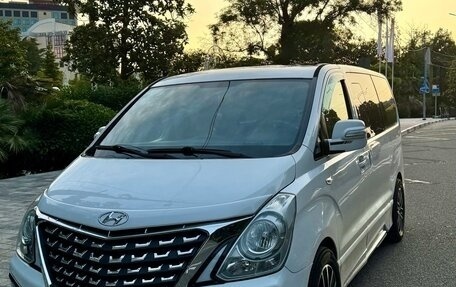 Hyundai Grand Starex Grand Starex I рестайлинг 2, 2013 год, 1 600 000 рублей, 1 фотография