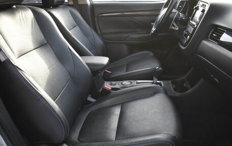 Mitsubishi Outlander III рестайлинг 3, 2016 год, 2 225 000 рублей, 10 фотография