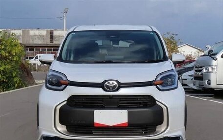 Toyota Sienta, 2022 год, 980 000 рублей, 2 фотография