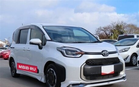 Toyota Sienta, 2022 год, 980 000 рублей, 3 фотография