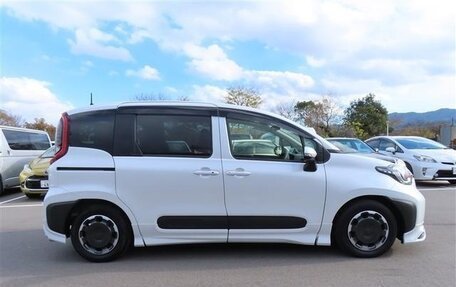 Toyota Sienta, 2022 год, 980 000 рублей, 4 фотография