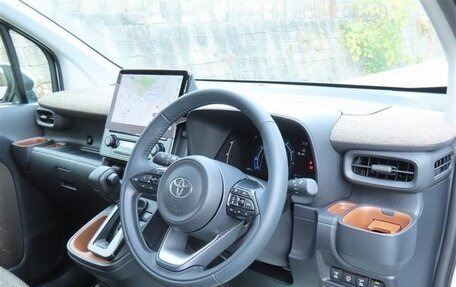 Toyota Sienta, 2022 год, 980 000 рублей, 9 фотография