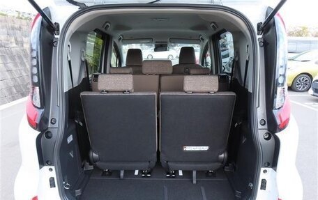 Toyota Sienta, 2022 год, 980 000 рублей, 8 фотография