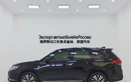 Mitsubishi Outlander III рестайлинг 3, 2022 год, 1 655 000 рублей, 4 фотография