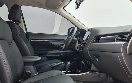 Mitsubishi Outlander III рестайлинг 3, 2022 год, 1 655 000 рублей, 9 фотография