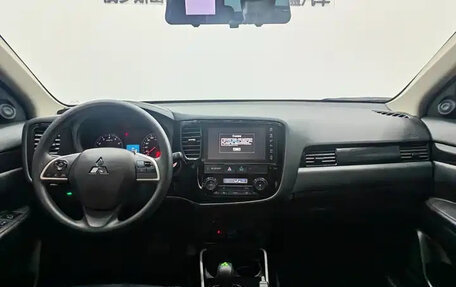 Mitsubishi Outlander III рестайлинг 3, 2022 год, 1 655 000 рублей, 8 фотография