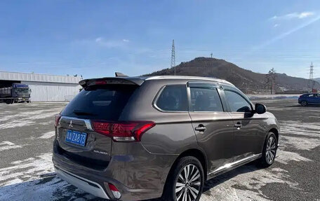 Mitsubishi Outlander III рестайлинг 3, 2022 год, 1 655 000 рублей, 4 фотография