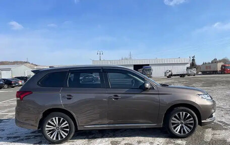 Mitsubishi Outlander III рестайлинг 3, 2022 год, 1 655 000 рублей, 7 фотография