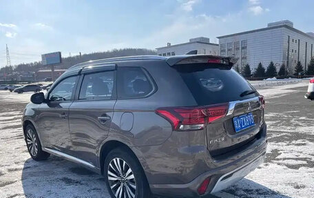 Mitsubishi Outlander III рестайлинг 3, 2022 год, 1 655 000 рублей, 6 фотография