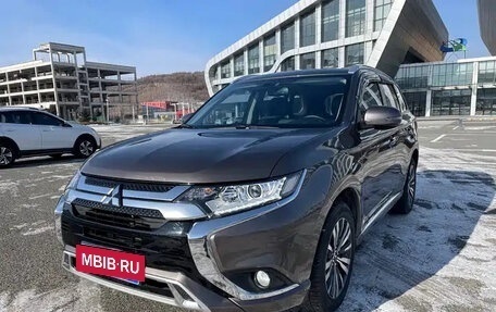 Mitsubishi Outlander III рестайлинг 3, 2022 год, 1 655 000 рублей, 3 фотография