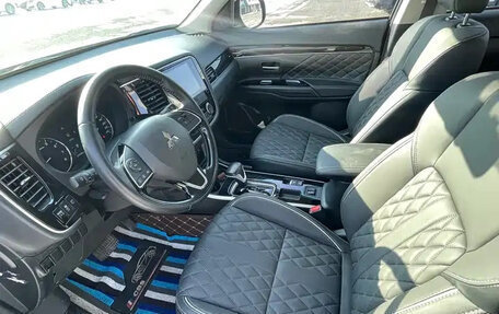 Mitsubishi Outlander III рестайлинг 3, 2022 год, 1 655 000 рублей, 13 фотография