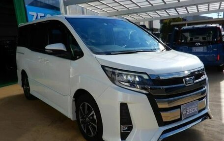Toyota Noah III, 2017 год, 1 916 000 рублей, 2 фотография