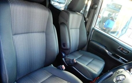 Toyota Noah III, 2017 год, 1 916 000 рублей, 8 фотография