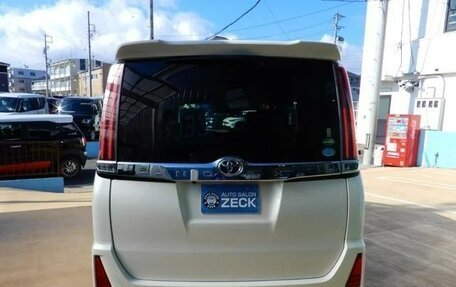 Toyota Noah III, 2017 год, 1 916 000 рублей, 6 фотография