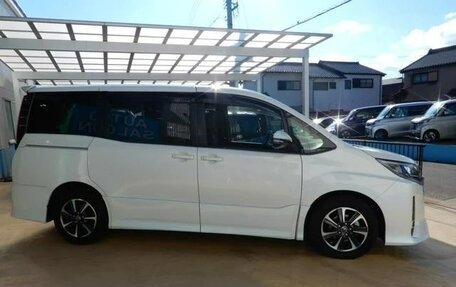 Toyota Noah III, 2017 год, 1 916 000 рублей, 3 фотография