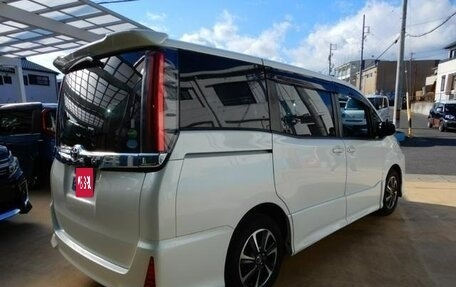 Toyota Noah III, 2017 год, 1 916 000 рублей, 5 фотография