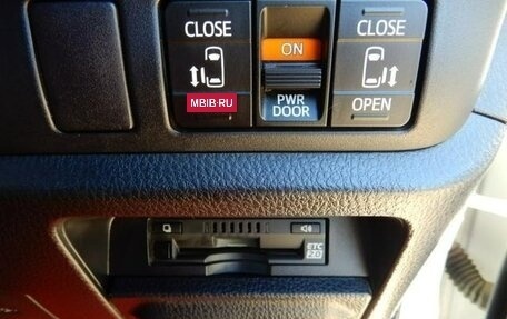 Toyota Noah III, 2017 год, 1 916 000 рублей, 7 фотография