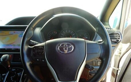 Toyota Noah III, 2017 год, 1 916 000 рублей, 18 фотография